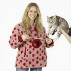 Sudadera Kangapaw corazones rojos con gato asomando por la ventana